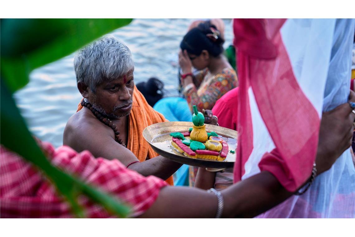 Bilder des Tages Ein Hindu-Priester führt am ersten Tag des Durga-Puja-Festes am Ufer des Hooghly-Flusses in Kolkata ein Rituale durch.