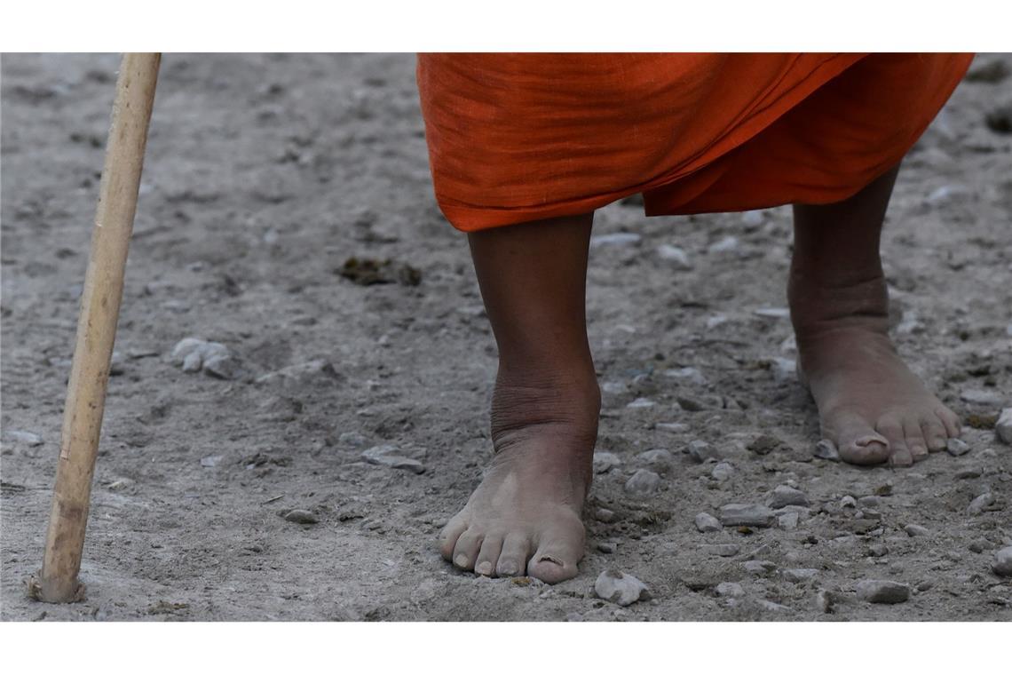 Bilder des Tages Ein hinduistischer Gläubiger geht barfuß während der Pilgerreise vom Baltal Base Camp zum heiligen Höhlenschrein im indischen Unionsterritorium Jammu und Kaschmir.
