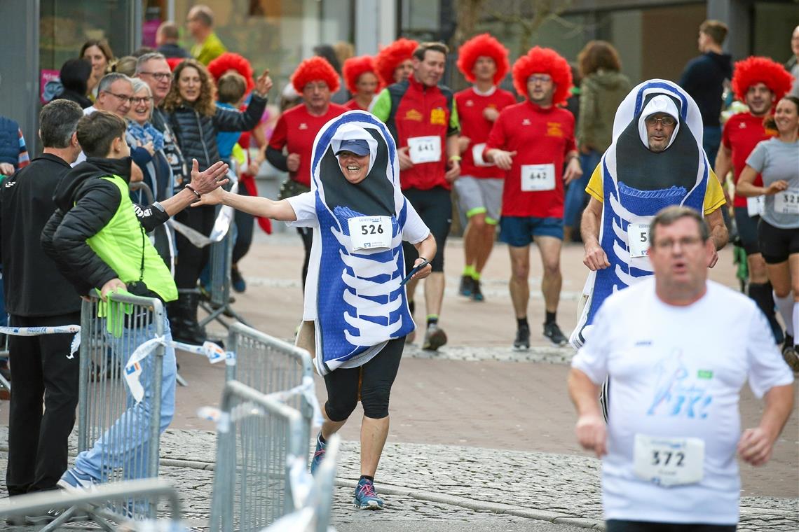 Backnanger Silvesterlauf: Mit musikalischem Zusatzantrieb den Umweg gemeistert Ein Hingucker: Für ihr Schuhoutfit wurden Nicole Fühl (links) und Alexander Gramlich mit dem Kostümpreis ausgezeichnet. Fotos: Alexander Becher