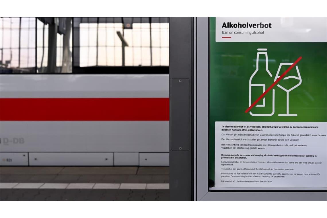 Ein Hinweis auf das Alkoholverbot hängt am Hauptbahnhof an einem Bahnsteig. Die Deutsche Bahn will Alkohol an allen Bahnhöfen in Deutschland verbieten.
