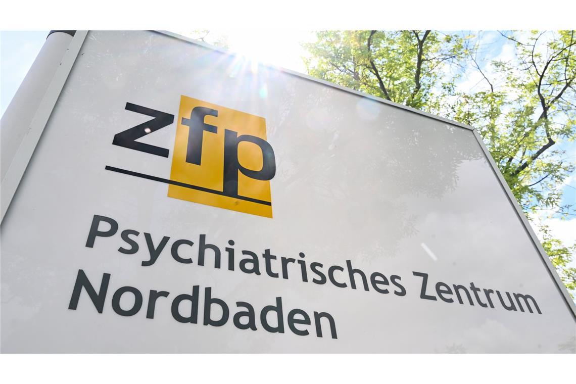 Ein Hinweisschild mit der Aufschrift «zfp - Psychiatrisches Zentrum Nordbaden» steht am Eingang zum Gelände des Krankenhauses.