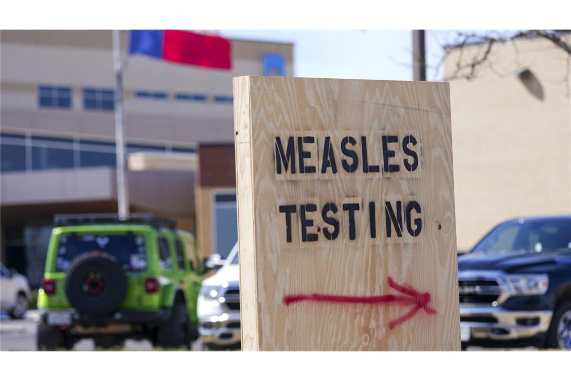 Ungeimpftes Kind stirbt nach Masernausbruch in den USA Ein Hinweisschild vor dem Seminole Hospital District informiert über das Angebot von Masern-Tests.