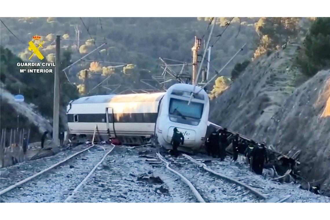 Ein Hochgeschwindigkeitszug war bei Córdoba mit zwei entgleisten Waggons eines entgegenkommenden Hochgeschwindigkeitszuges zusammengestoßen.