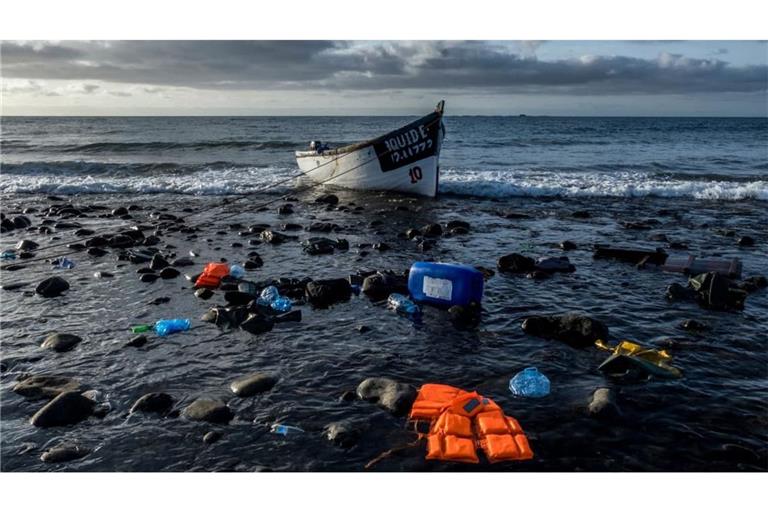 Ein Holzboot, mit dem Flüchtlinge aus Marokko über den Atlantischen Ozean gefahren sind, liegt an der Küste der Kanarischen Inseln.