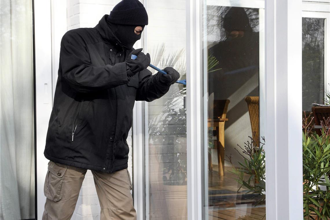Zwei Einbrecher auf frischer Tat ertappt und festgenommen Ein Hotel in der Kanalstraße war das Ziel von zwei Einbrechern. Symbolfoto: Imago Stock & People