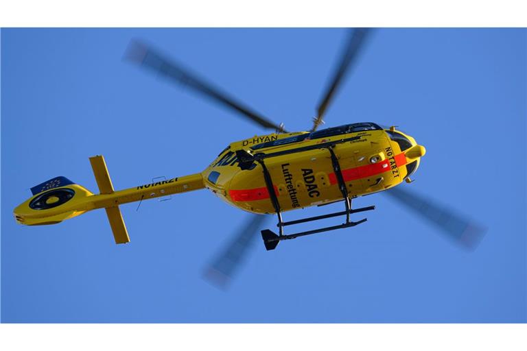 Ein Hubschrauber der ADAC Luftrettung fliegt am Himmel. (Archivbild)