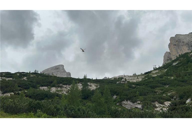 Ein Hubschrauber der Bergrettung fliegt über ein Gebiet in Südtirol. (Symbolfoto)