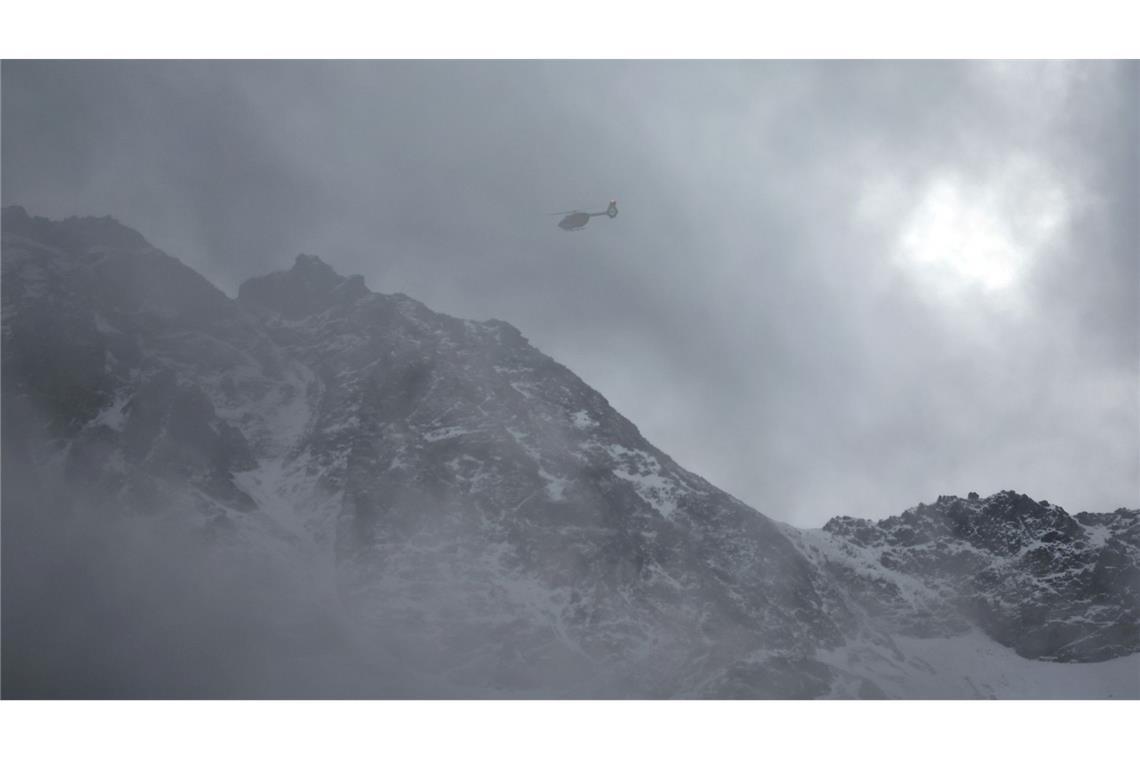 Lawinen-Drama in Südtirol: Fünf Deutsche tot Ein Hubschrauber der Bergwacht auf dem Weg nach oben.