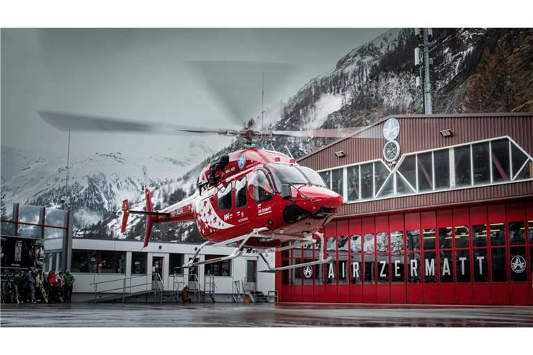 Ein Hubschrauber der Schweizer Luftrettung hebt am Flugplatz in Zermatt ab.