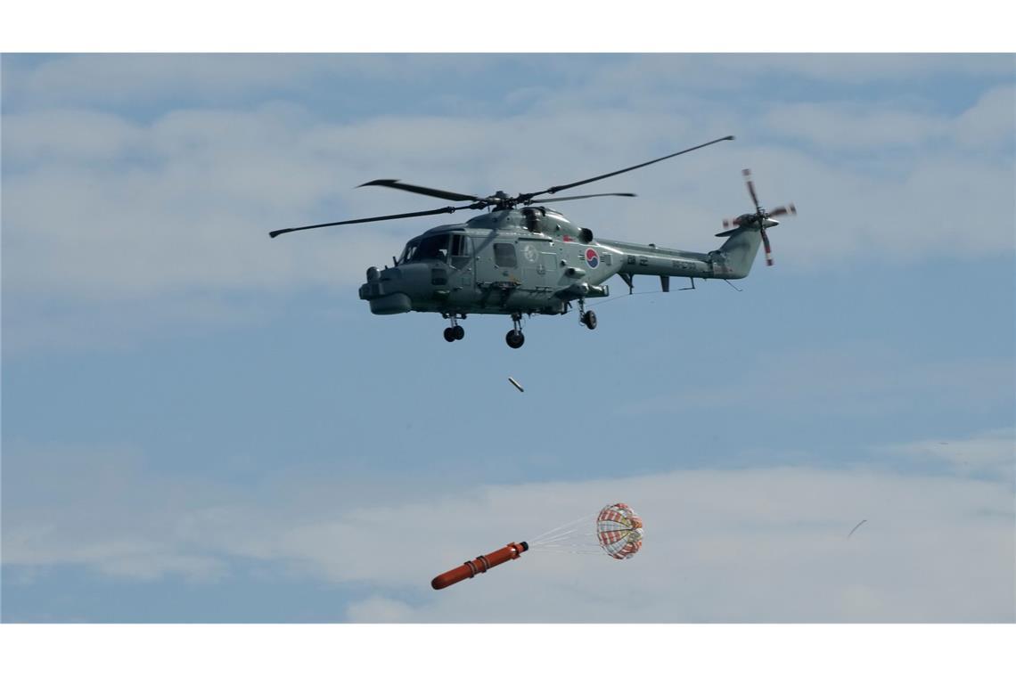 Ein Hubschrauber der südkoreanischen Marine wirft während einer Übung vor der südkoreanischen Küste bei Busan einen Torpedo ab.