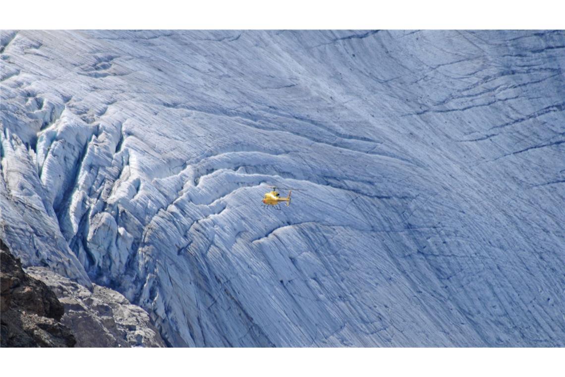 Permafrost wird immer wärmer: Das sind die Folgen Ein Hubschrauber fliegt über einen Gletscher in der Bernina-Gruppe in den Ostalpen.