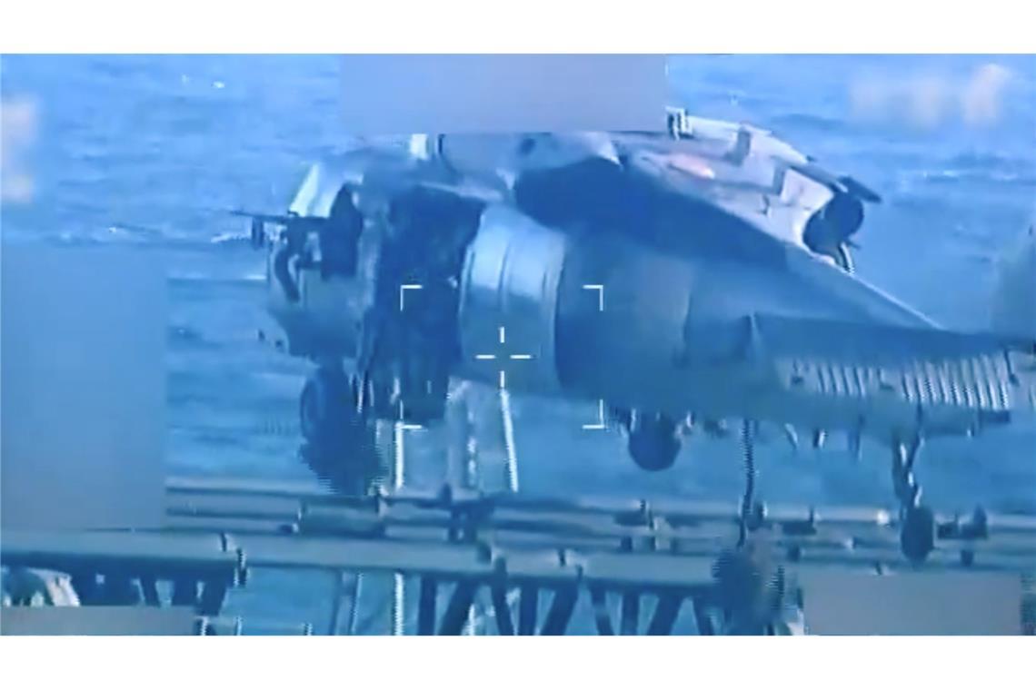 Ein Hubschrauber flog die Soldaten zu dem Schiff.