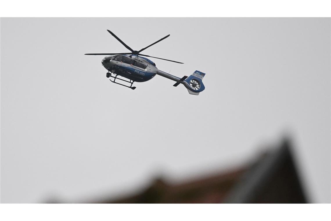 Mietstreit gipfelt in Schüssen - Zwei Tote in Esslingen Ein Hubschrauber gab der Feuerwehr Informationen zu dem Brand.