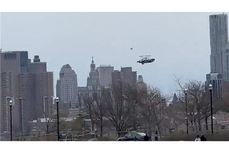 Ein Hubschrauber ist am Donnerstagnachmittag in New York abgestürzt.