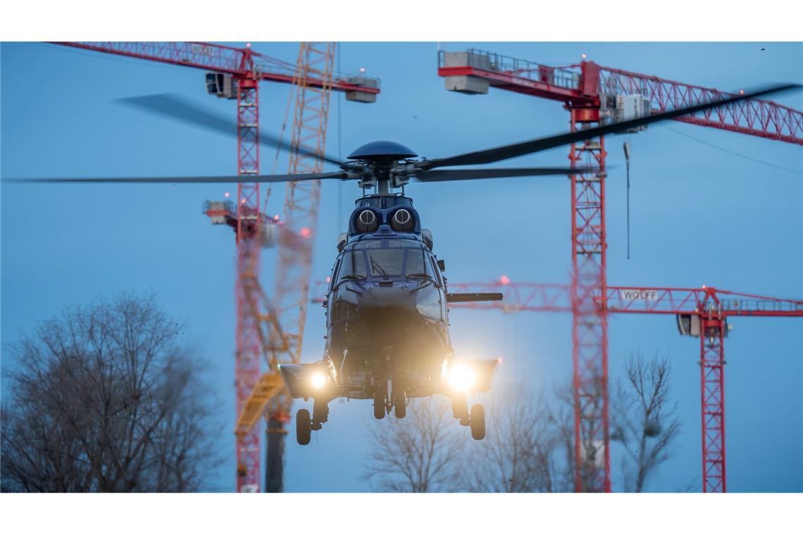 Bilder des Tages Ein Hubschrauber mit der Ministerpräsidentin von Dänemark an Bord landet am Kanzleramt. Wie ein modernes Bühnenbild wirken dabei die für die Hauptstadt so typischen Baukränen.