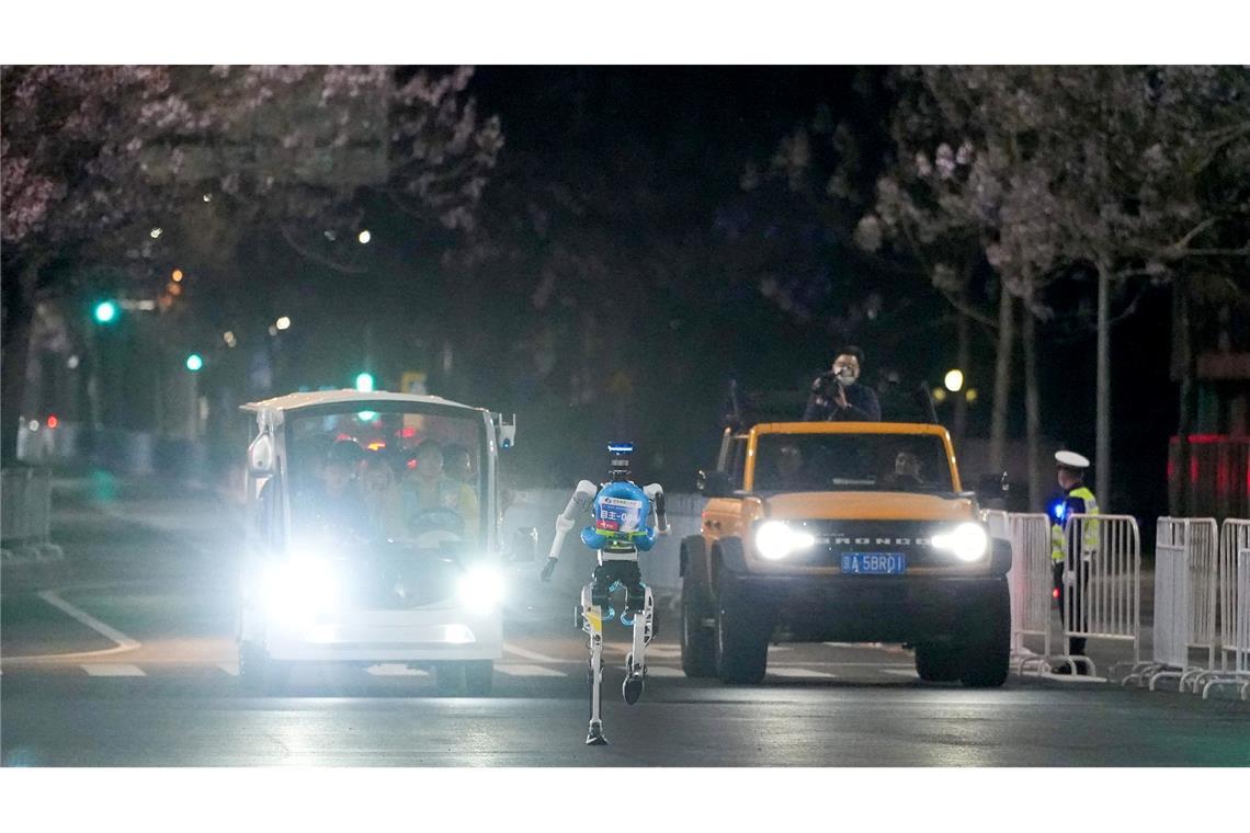 Ein humanoider Roboter bei einem Testlauf für den Beijing E-Town Humanoid Robot Half Marathon 2026 i Peking.
