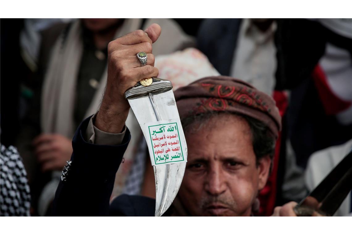 Bilder des Tages Ein Huthi-Anhänger hebt einen traditionellen jemenitischen Dolch (Jambiya) mit dem Huthi-Slogan (Sarkha), der übersetzt "Allah ist der Größte, Tod für Amerika, Tod für Israel, Fluch über die Juden, Sieg für den Islam" bedeutet, während einer Demonstration in Sanaa.
