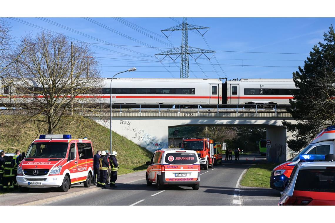 Ein ICE auf der Strecke Leipzig-Berlin ist in Zahna zum Stillstand gekommen, nachdem eine Oberleitung auf den Zug gefallen war.