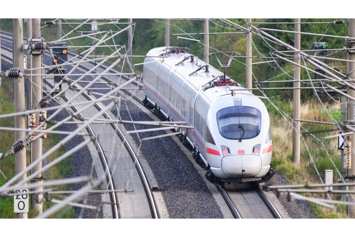 Ein ICE der Deutschen Bahn fährt auf der Strecke Göttingen - Hannover - Hamburg.