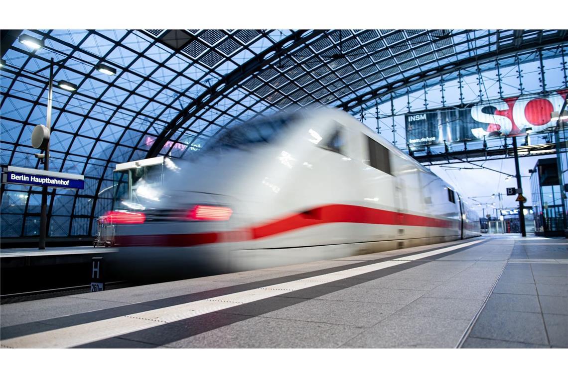 Ein ICE der Deutschen Bahn fährt aus dem Hauptbahnhof Berlin.  (zu dpa: «Deutsche Bahn bietet Familienticket dauerhaft an»)