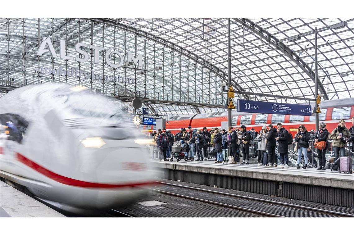 Ein ICE fährt in den Hauptbahnhof in Berlin ein. Ab Sommer 2028 soll es eine neue Direktverbindung von Berlin nach Oslo geben (Symbolfoto).