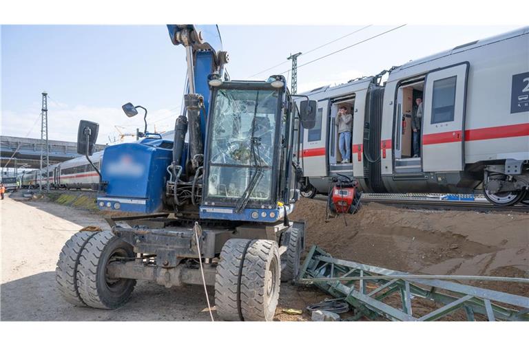 Ein ICE fuhr gegen einen Bagger.