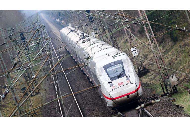 Ein ICE hat in Hamburg-Wilhelmsburg einen Gleisarbeiter erfasst. (Symbolbild)