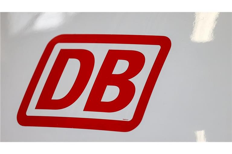 Ein ICE steckt wegen eines Oberleitungsschadens in Sachsen-Anhalt fest. (Symbolbild)