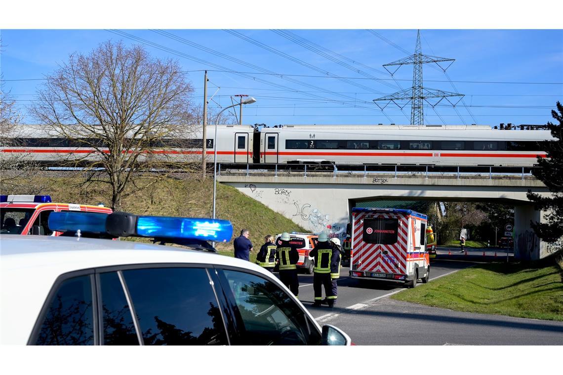 Ein ICE steckte wegen eines Oberleitungsschadens in Sachsen-Anhalt fest.