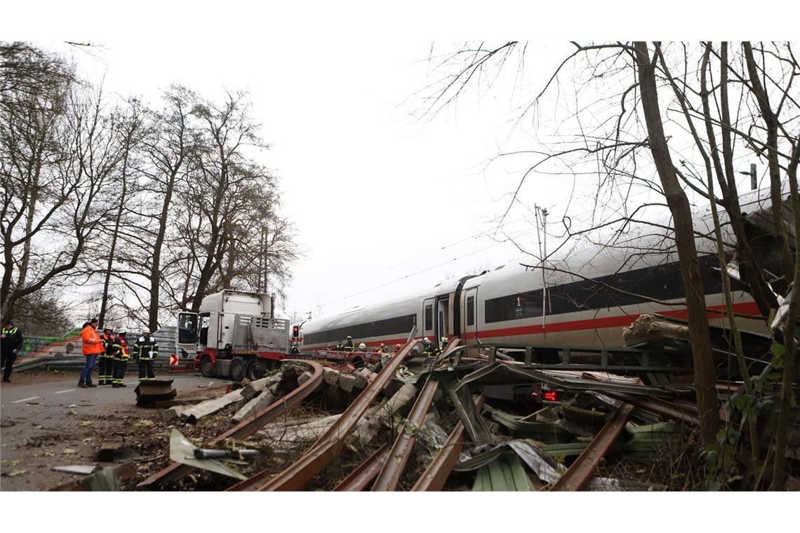 ICE kollidiert mit Lkw – ein Toter, elf Verletzte Ein ICE war am Nachmittag an einem Bahnübergang im Hamburger Stadtteil Rönneburg gegen einen Sattelzug gefahren.