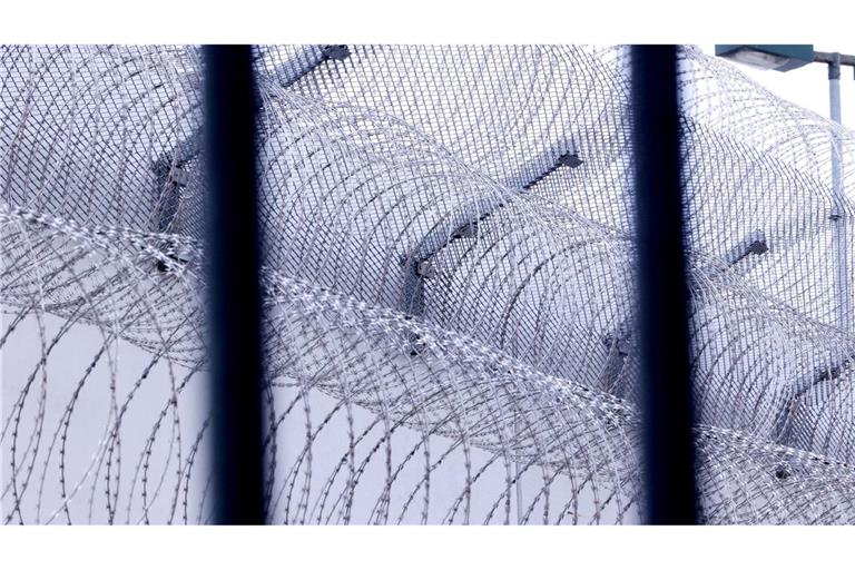 Ein in der Tasche eines Mitgefangenen geflohener Häftling in Frankreich ist wieder hinter Gittern. (Archivbild)