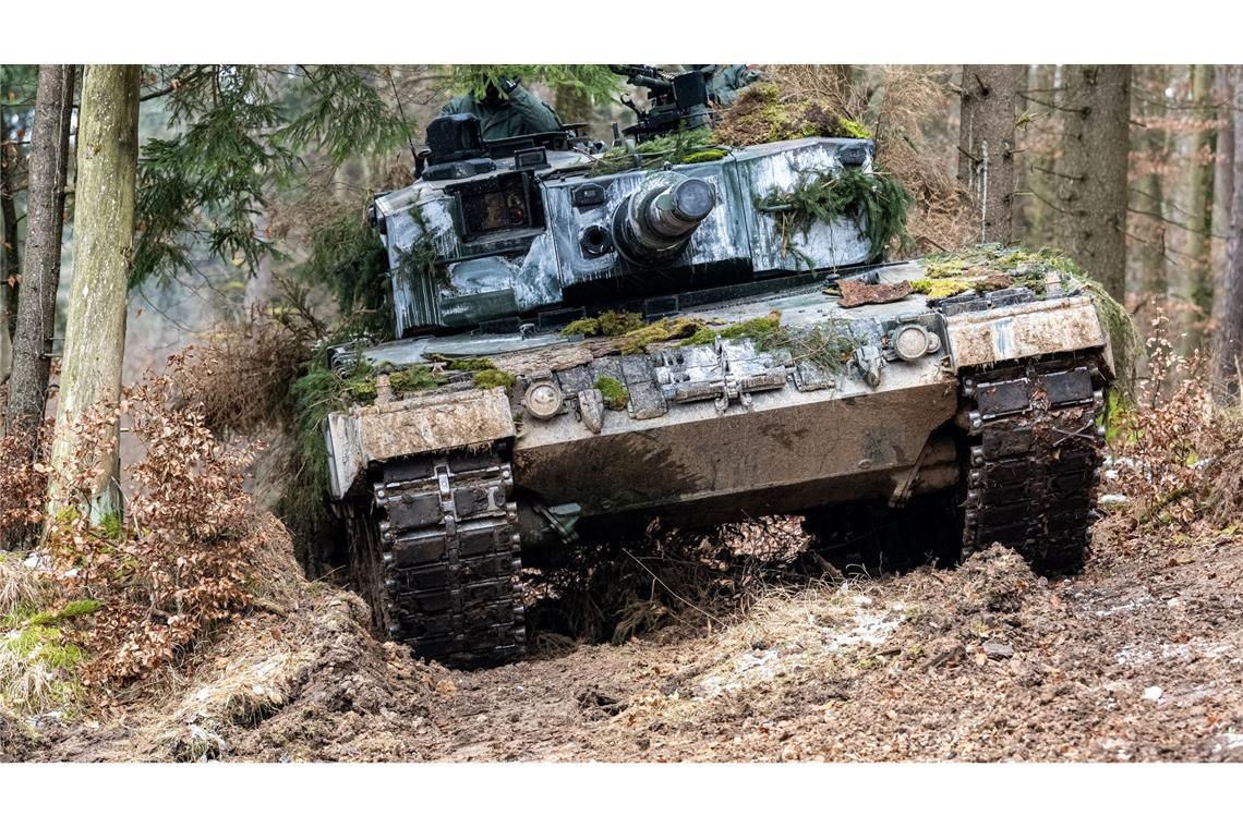 Friedensforscher: Europa rüstet massiv auf Ein in Deutschland produzierter Leopard-2-Panzer der polnischen Armee nimmt an einer internationalen Militärübung teil. (Archivbild)