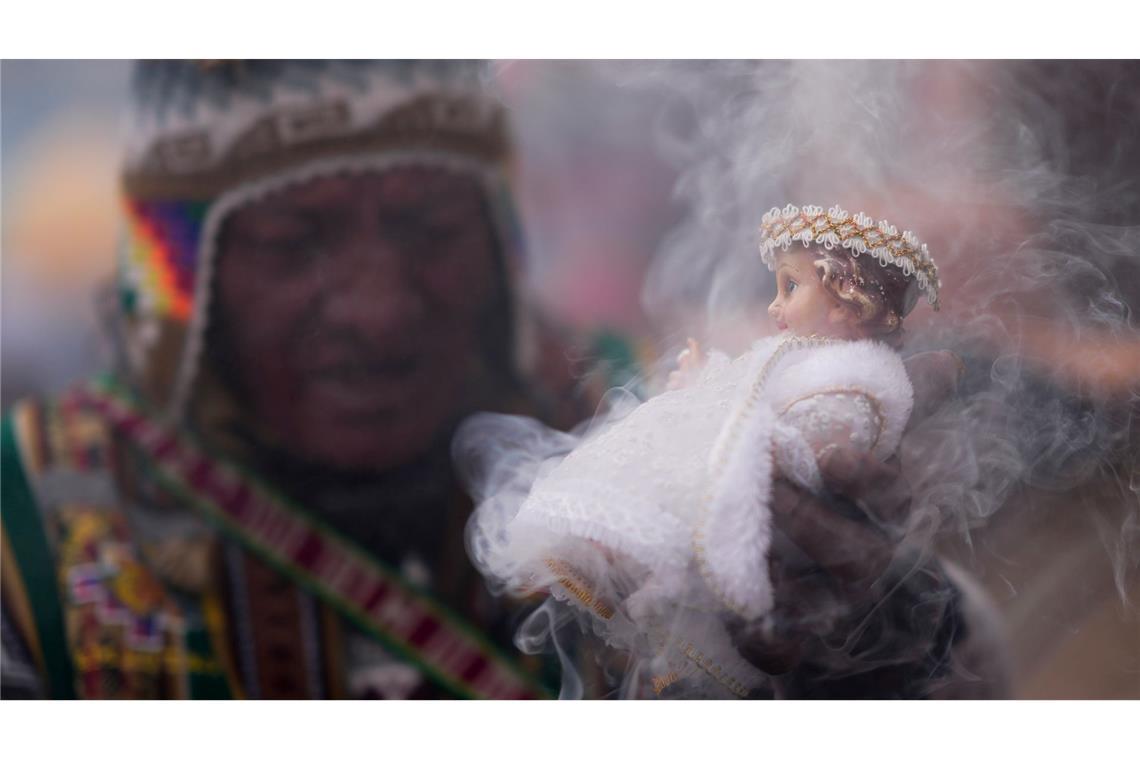 Bilder des Tages Ein indigener spiritueller Führer der Aymara segnet eine Statue des Jesuskindes mit Weihrauch nach einem Dreikönigsgottesdienst in einer katholischen Kirche in Bolivien.