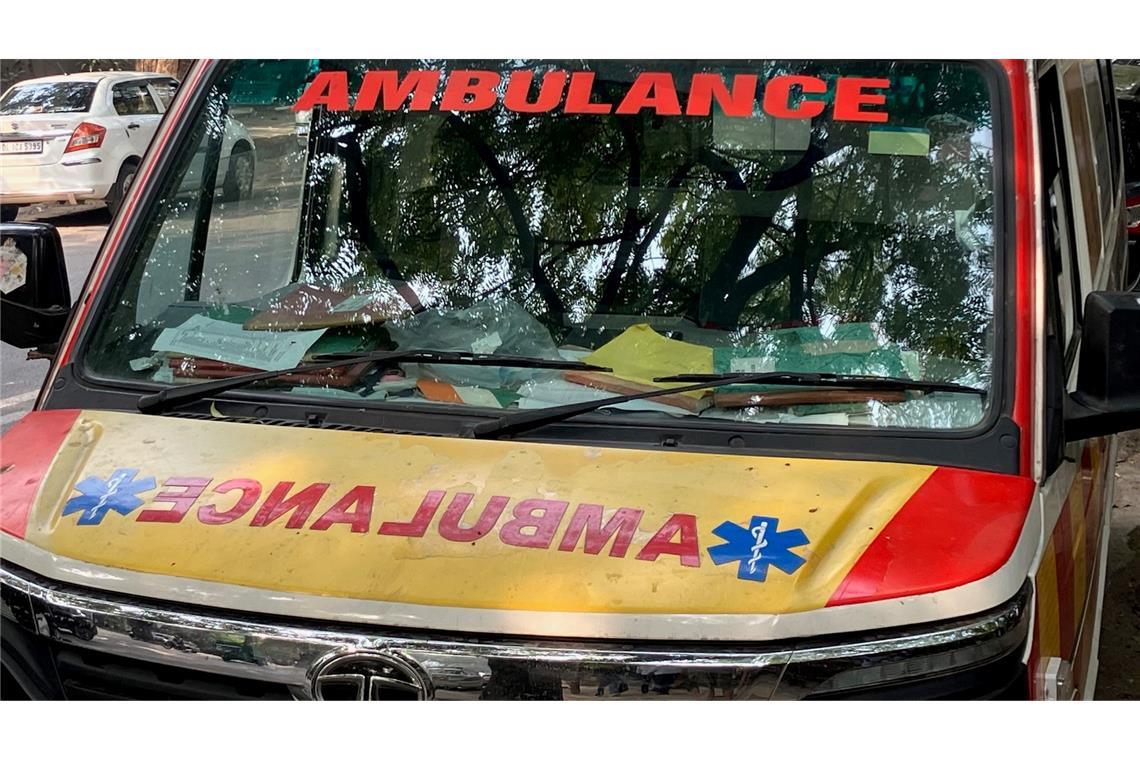 Tote und Verletzte bei Einsturz von Flussbrücke in Indien Ein indischer Krankenwagen steht am Straßenrand. (Archivbild)