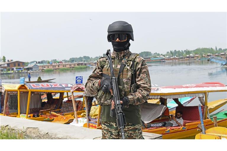 Ein indischer paramilitärischer Soldat steht am Ufer des Dal-Sees in Srinagar.