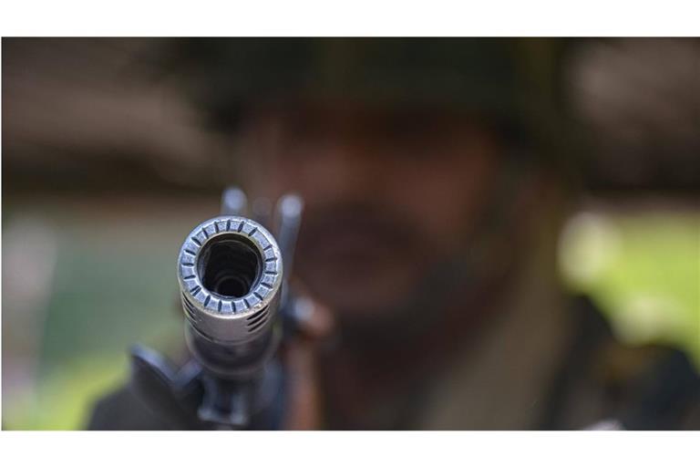 Ein indischer Soldat zielt mit seiner Waffe: Der Kaschmir-Konflikt zwischen Indien und Pakistan droht nach dem indischen Angriff zu eskalieren.
