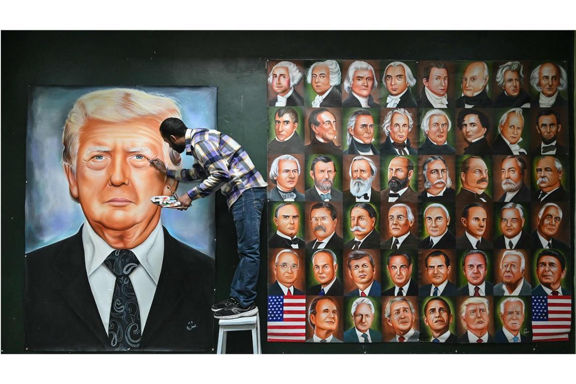 Das sind die deutschen Gäste bei Trumps Amtseinführung Ein indischer Straßenkünstler versucht sich an Donald Trump, während die Hommagen aus Deutschland wesentlich zurückhaltender ausfallen.