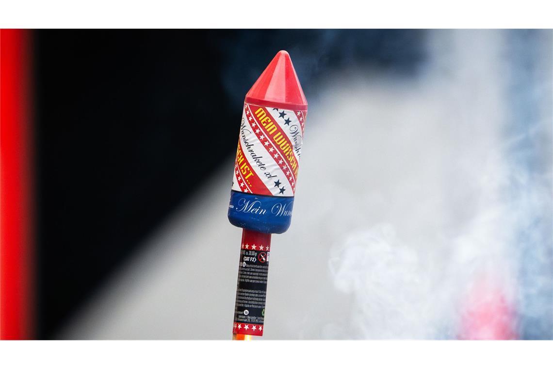 Influencer nach Raketenschuss in Wohnung angeklagt Ein Influencer schoss an Silvester eine Rakete in eine Wohnung in Berlin. Das könnte nun Folgen für ihn haben. (Symbolbild)