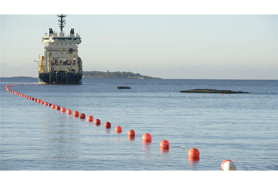 Störung an Untersee-Stromkabel zwischen Estland und Finnland Ein Installationsschiff verlegt ein Unterseekabel. Bei Unterseekabeln kommt es immer wieder zu Störungen. (Archivbild)