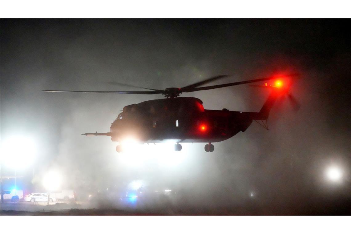 Bilder des Tages Ein israelischer Hubschrauber startet im Süden Israels mit den Geiseln Romi Gonen, Doron Steinbrecher und Emily Damari, die am 7. Oktober im Gazastreifen von der Hamas entführt worden waren, nachdem sie aus dem Gazastreifen befreit wurden.