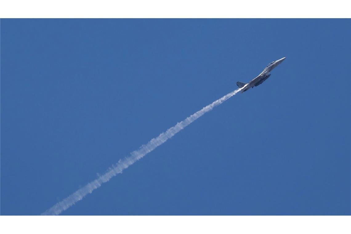 Israel: Iranische Raketenfabrik in Syrien zerstört Ein israelischer Kampfjet von einem Luftwaffenstützpunkt in Zentralisrael aus gesehen. (Symbolbild)