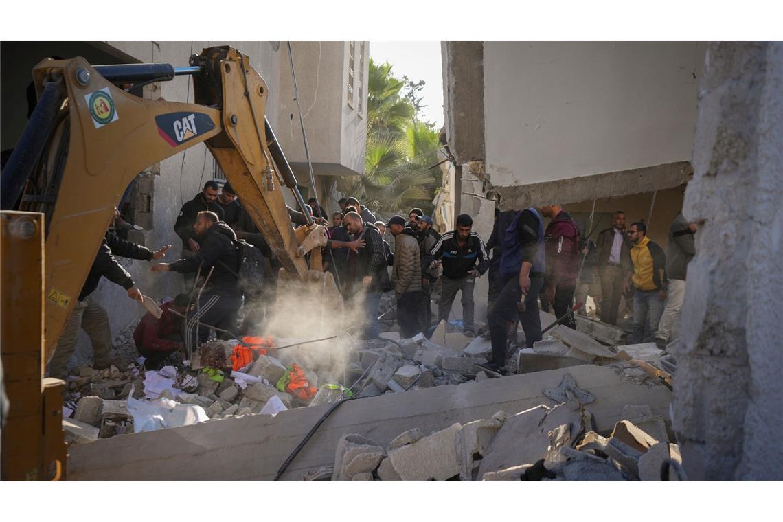 Israel billigt Investitionsplan für besetzte Golanhöhen Ein israelischer Luftangriff richtete sich gegen das Gemeindehaus der Gaza-Stadt Deir al-Balah - der getötete Bürgermeister soll ein Hamas-Kader gewesen sein.