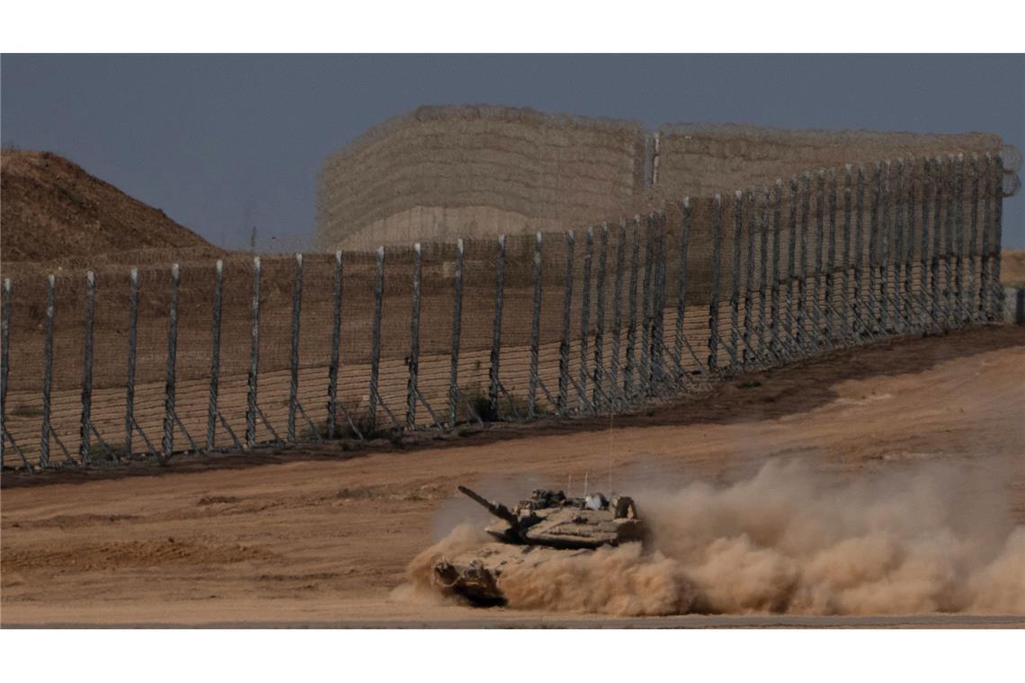 Ein israelischer Panzer bewegt sich durch ein Gebiet nahe der Grenze zwischen Israel und Gaza, vom Süden Israels aus gesehen.