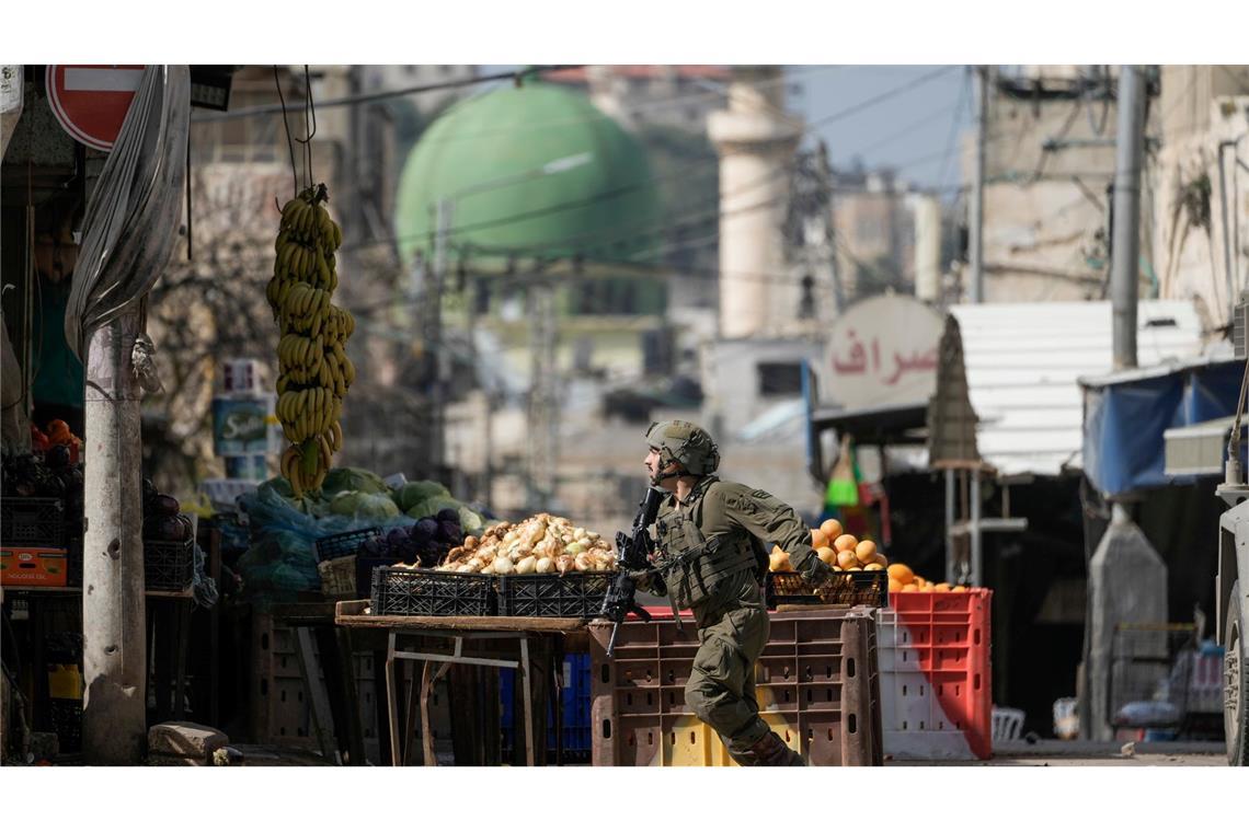 Bilder des Tages Ein israelischer Soldat läuft während einer Armeeoperation in Stellung.