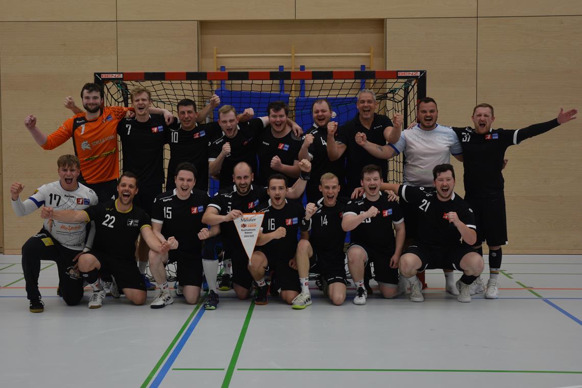 Auf den Rückzug folgt die Meisterschaft Ein Jahr nach dem freiwilligen Gang in die Bezirksklasse jubelt die HSG wieder: Luca Lang (hinten von links), Lucas Clauss, Michael Müller, Jannis Milde, Max Lang, Fabian Fritz, Trainer Boris Baumann, Renat Habibullin, Julian Weller sowie Paul Stettner (vorne), Christoph Boitin, Laszlo Groß, Kevin Kander, David Miguens, Moritz Trefz, Jonas Pecoroni, Lucas Pecoroni. Foto: privat