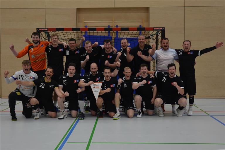 Ein Jahr nach dem freiwilligen Gang in die Bezirksklasse jubelt die HSG wieder: Luca Lang (hinten von links), Lucas Clauss, Michael Müller, Jannis Milde, Max Lang, Fabian Fritz, Trainer Boris Baumann, Renat Habibullin, Julian Weller sowie Paul Stettner (vorne), Christoph Boitin, Laszlo Groß, Kevin Kander, David Miguens, Moritz Trefz, Jonas Pecoroni, Lucas Pecoroni. Foto: privat