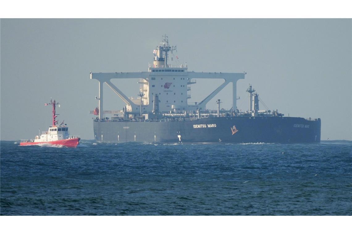 Ein japanischer Öltanker passiert die Straße von Hormus, durch die seit Ausbruch des Iran-Kriegs kaum noch Schiffe fahren konnten.