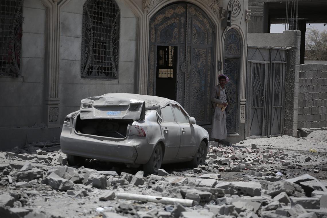 Ein jemenitischer Mann inspiziert die Schäden, die durch US-Luftangriffe entstanden sein sollen.