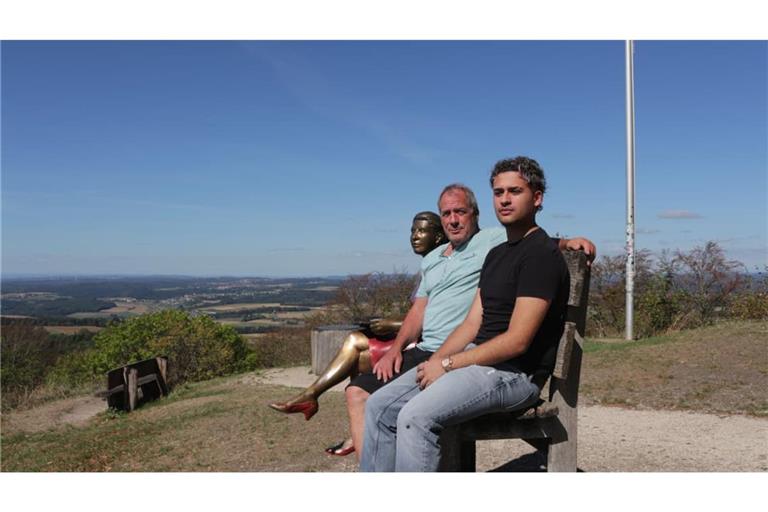 Ein Job mit Aussicht. Restaurantbesitzer Andreas Schweickert mit seinem Auszubildenden Nour Augustin neben einer Bronzeskultur auf dem Hohenstaufen bei Göppingen.