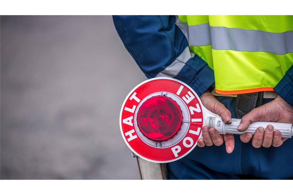 Ein jugendlicher mutmaßlicher Drogendealer ist bei einer Verkehrskontrolle in Karlsruhe entlarvt worden. (Symbolbild)